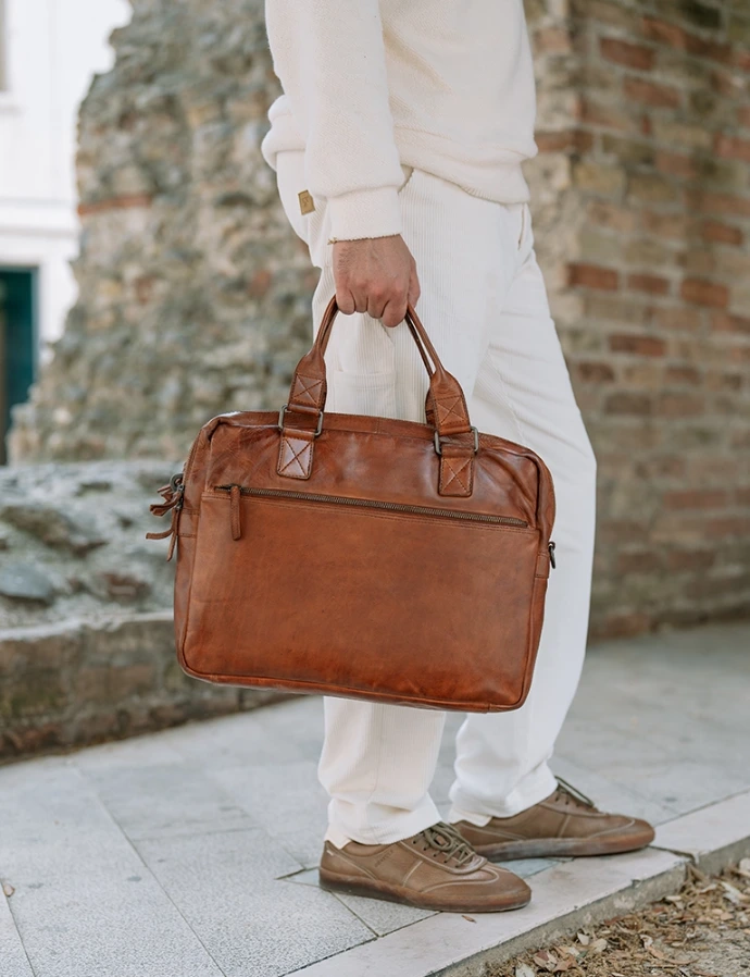 man holding italien leather work bag