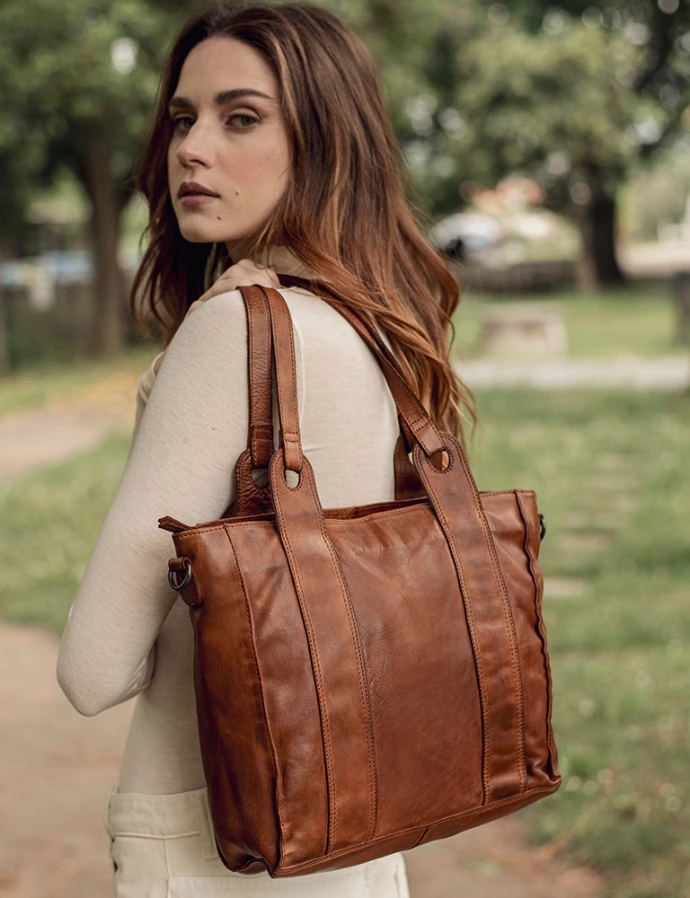 women holding italien leather handbag